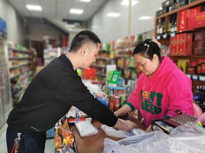 广西巴马县局（营销部） 聚焦绿色发展，创新开展烟草零售塑膜回收行动